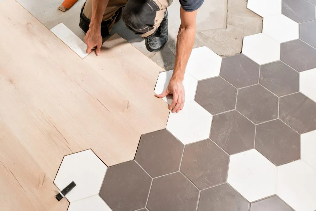 Comment réussir une transition entre parquet et carrelage ? Les conseils Renovtaloc