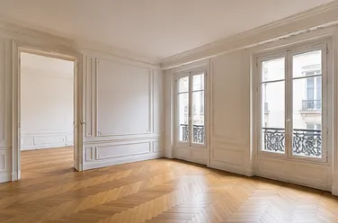 Intérieur d’un appartement parisien en cours de rénovation avec pièces vides et finitions à réaliser