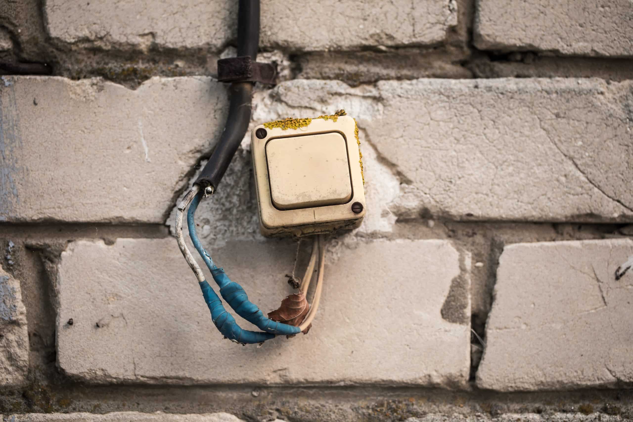 Fils électriques effilochés ou exposés, risque de court-circuit