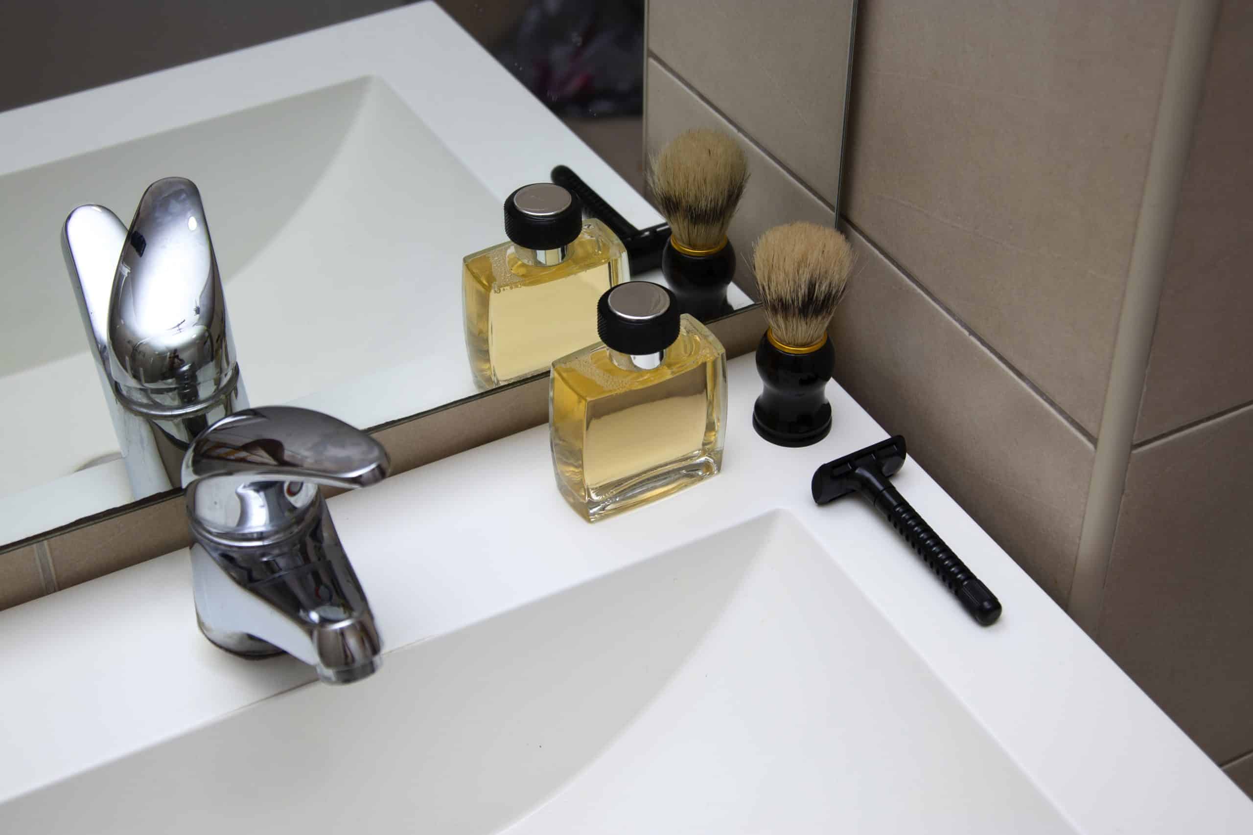 intervention d’un plombier dans une salle de bains