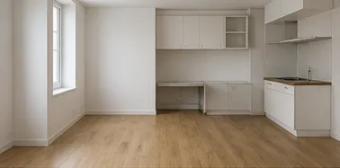 Intérieur de studio vide avec murs bruts illustrant une rénovation à Paris