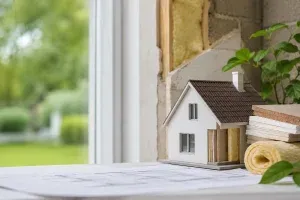 Maison en rénovation avec isolation thermique, matériaux d’isolation et plans de travaux pour illustrer les aides MaPrimeRénov’ et les travaux de rénovation énergétique éligibles.
